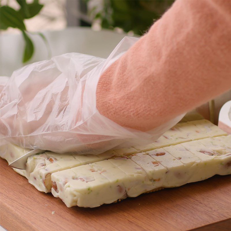 Step 6 Pour into the mold and wrap the candy Coconut Milk Lemon Nougat