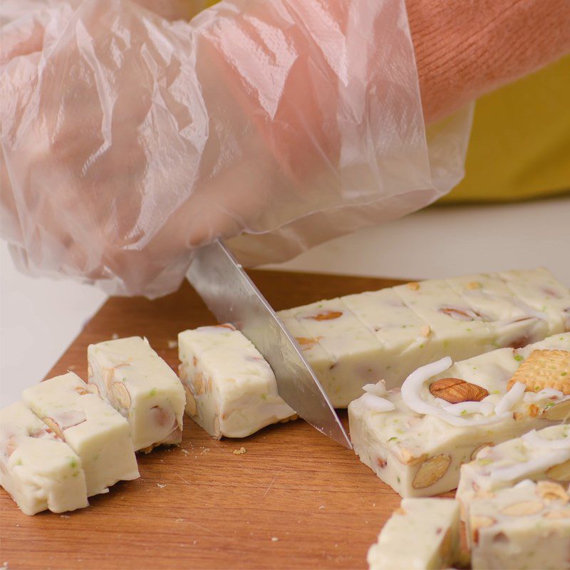 Step 6 Pour into the mold and wrap the candy Coconut Milk Lemon Nougat