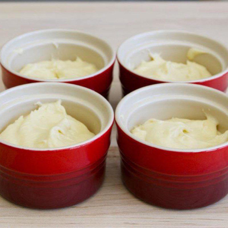 Step 2 Pour the batter into the mold for baking sponge cake using a microwave