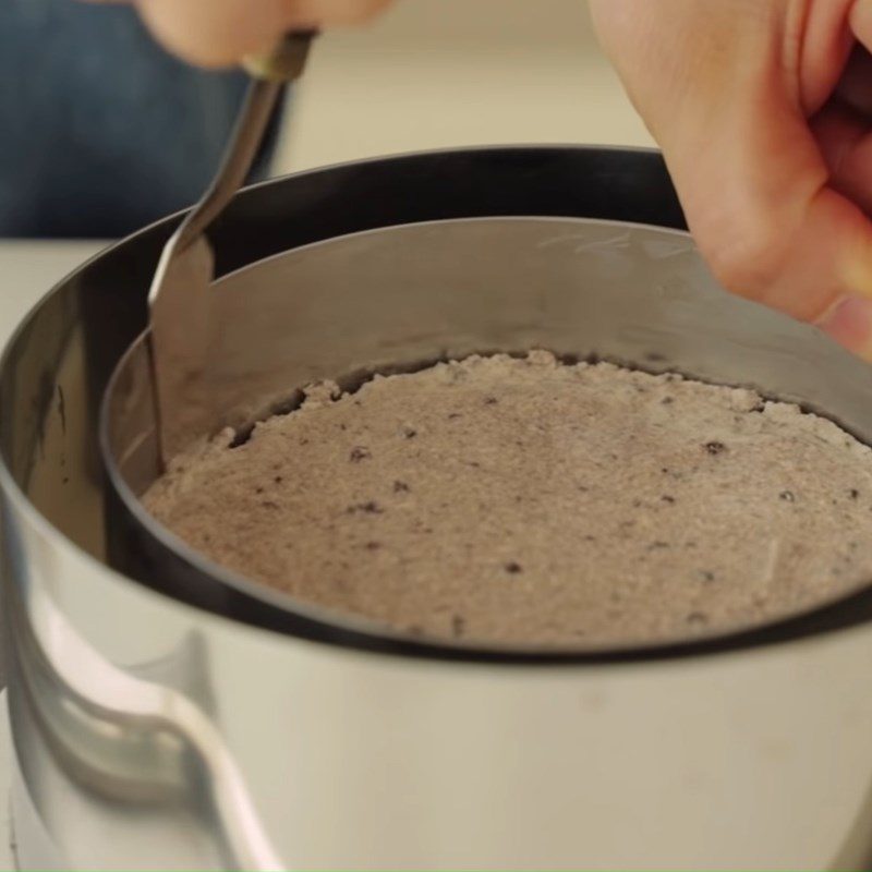 Step 4 Pour the mold Oreo cheesecake with cream filling