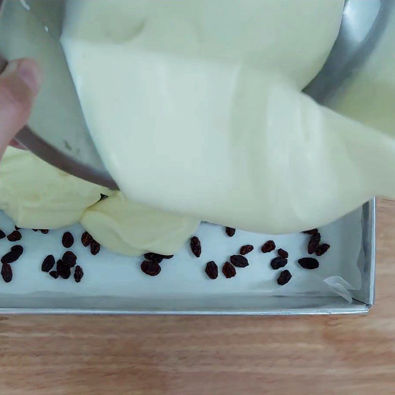 Step 4 Pouring the mold for Raisin Swiss Roll