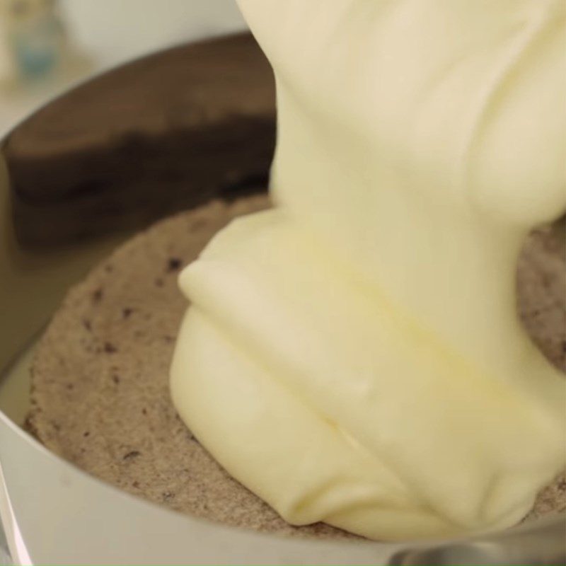 Step 4 Pour the mold Oreo cheesecake with cream filling