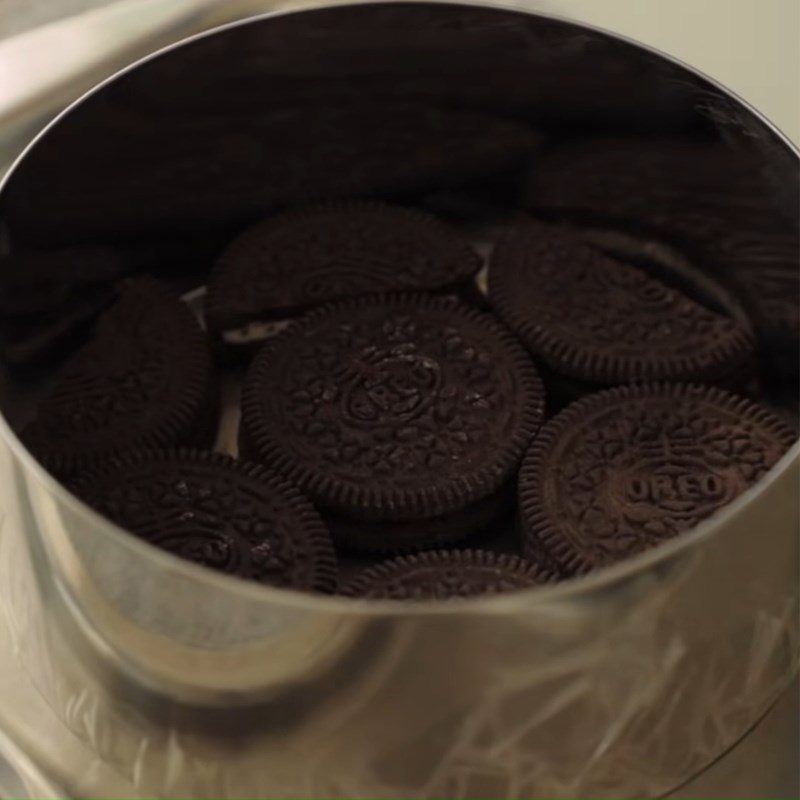 Step 4 Pour the mold Oreo cheesecake with cream filling