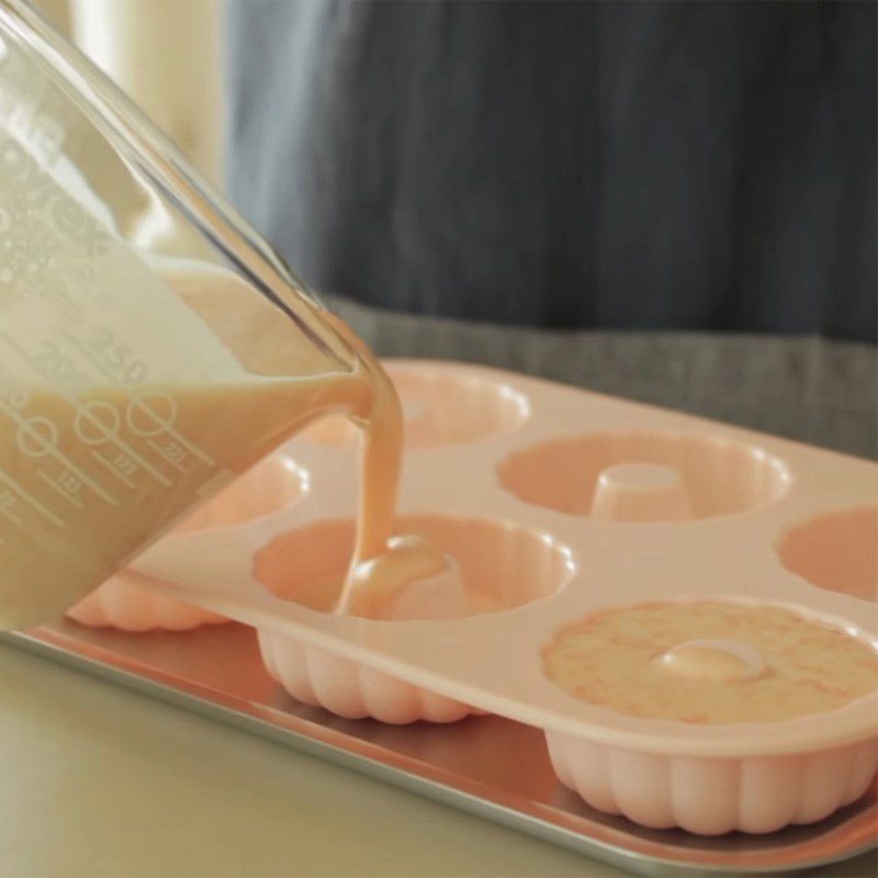 Step 4 Pouring the Mousse grapefruit cake mold