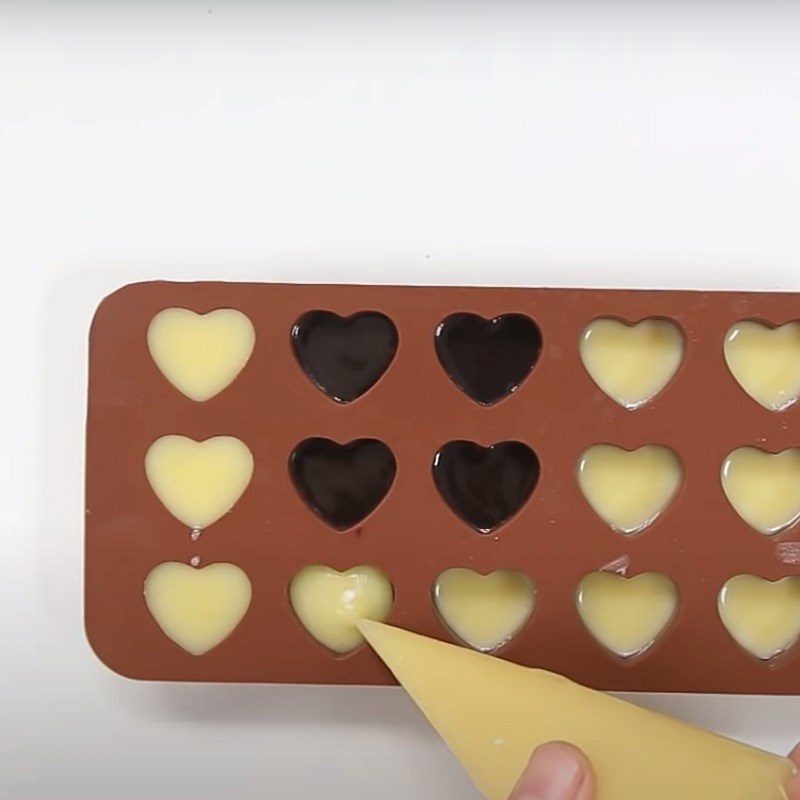 Step 5 Pour the candy into molds Two-layer chocolate gummy