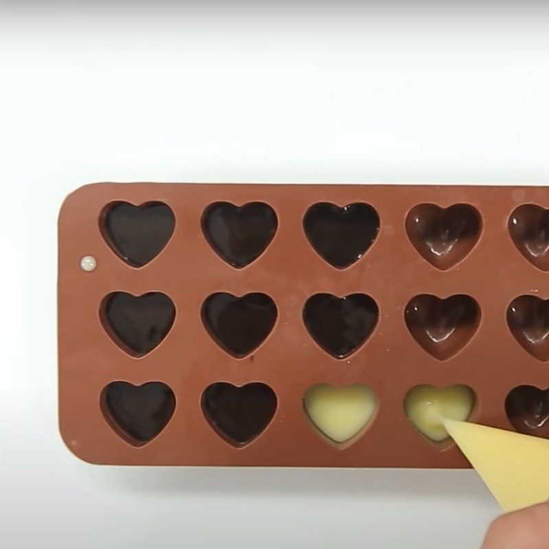 Step 5 Pour the candy into molds Two-layer chocolate gummy