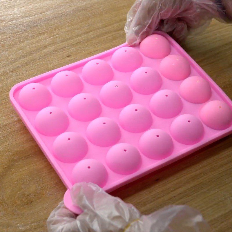 Step 1 Pour the filling into the mold Black Sugar Pearl Mooncakes