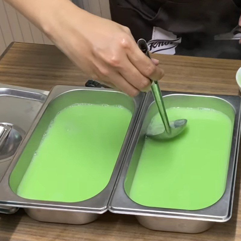 Step 3 Pouring the melon pudding mold