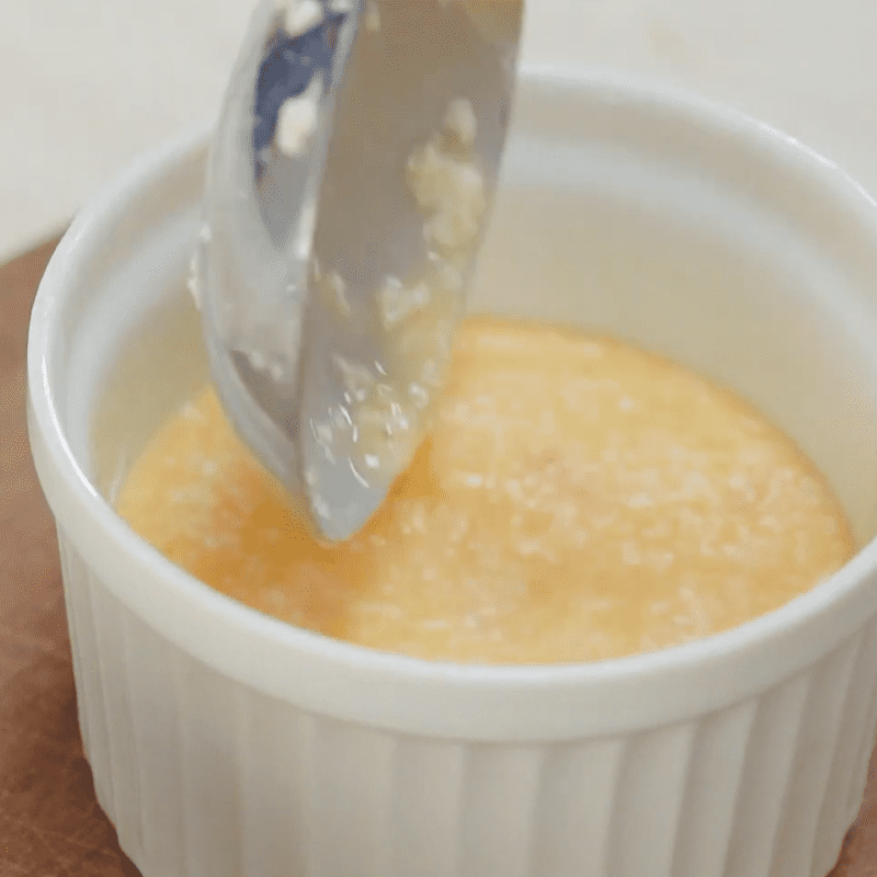 Step 2 Pouring the mold and steaming soft tofu with carrot egg