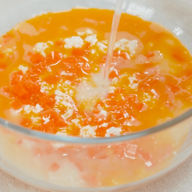 Step 2 Pouring the mold and steaming soft tofu with carrot egg