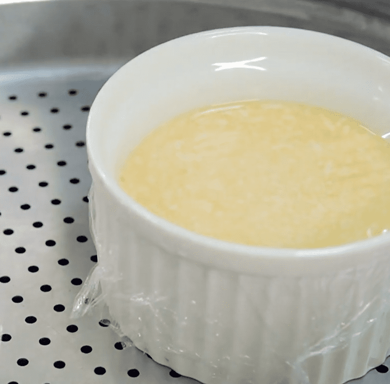 Step 2 Pouring the mold and steaming soft tofu with carrot egg