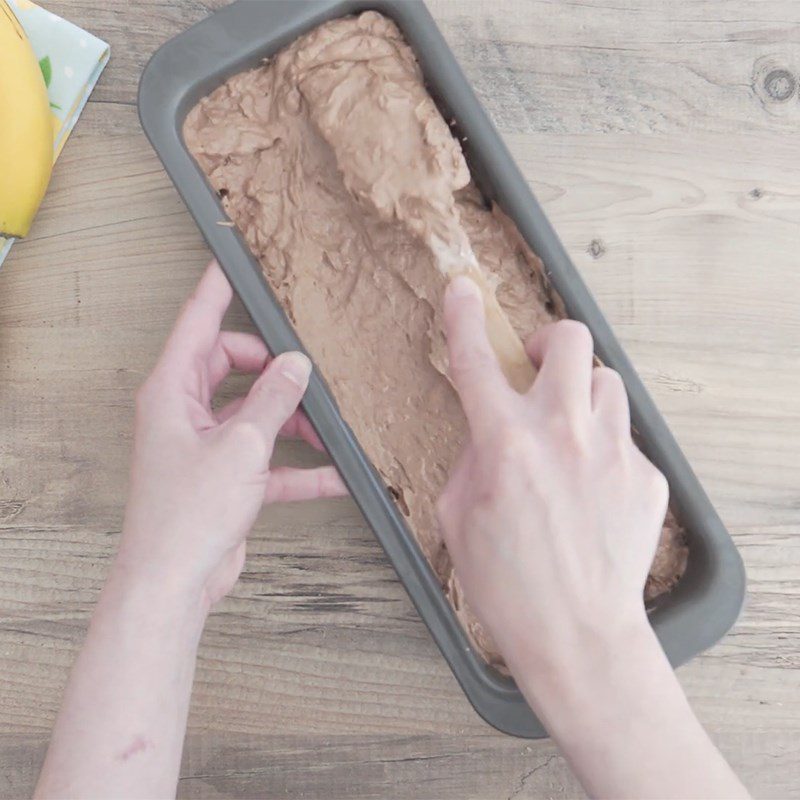 Step 3 Pouring the mold and finishing the Nutella banana ice cream