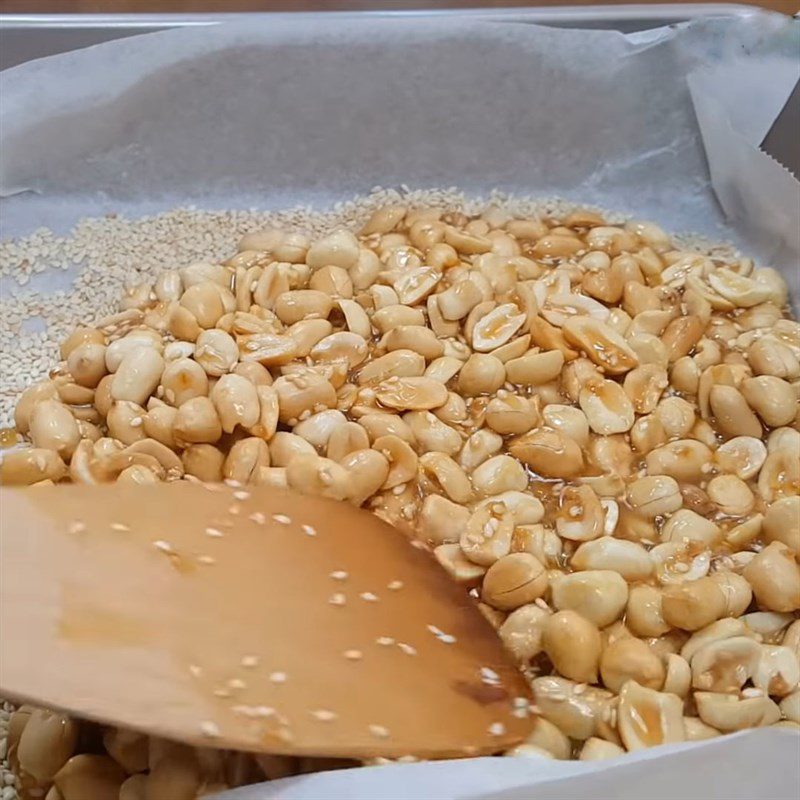 Step 4 Pouring into mold and finishing Thèo lèo - peanut candy