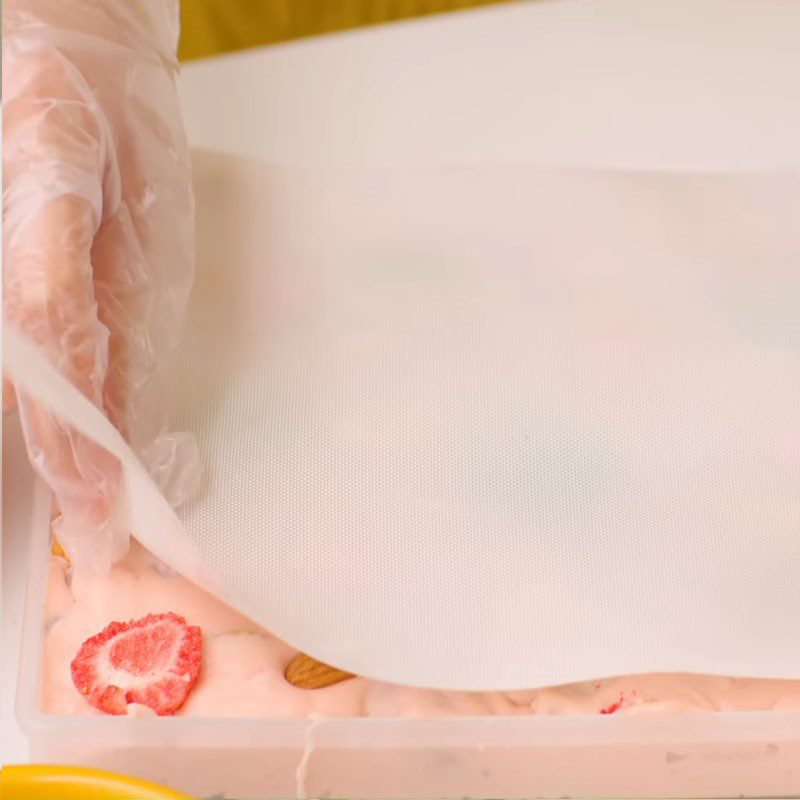 Step 3 Pouring the mold and hardening the strawberry nougat candy