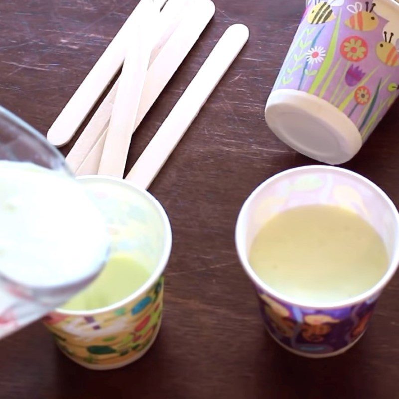 Step 3 Pour into molds and freeze Korean melon ice cream from heavy cream