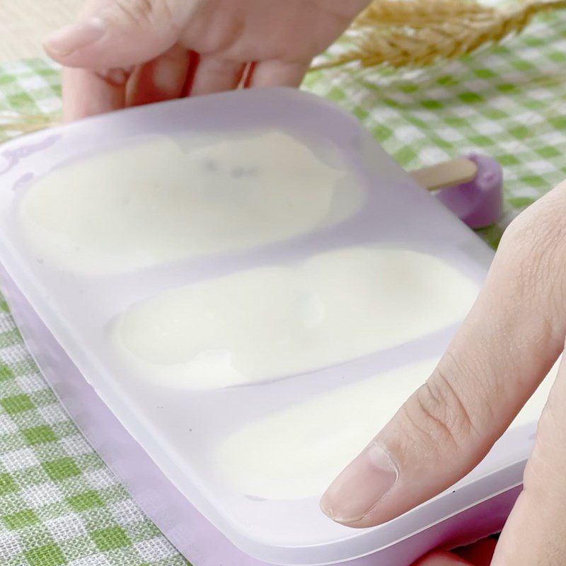 Step 3 Pour into molds and freeze Red bean yogurt ice cream