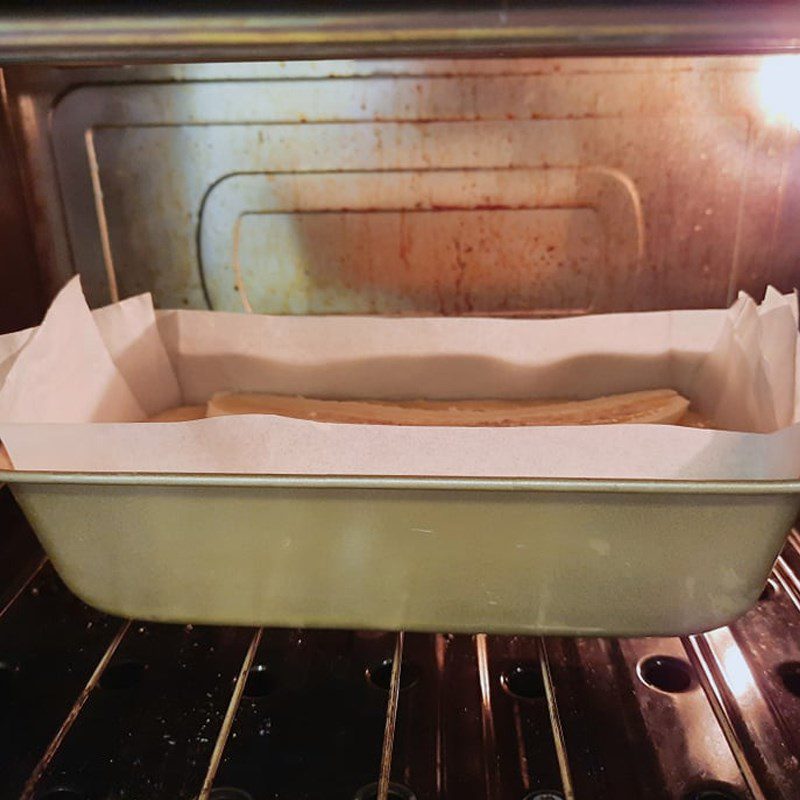 Step 3 Molding and baking Banana Butter Sponge Cake in the oven