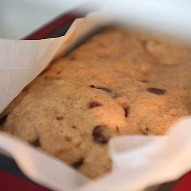 Step 4 Pouring the mold and baking the cake in the microwave Chocolate banana cake baked in the microwave