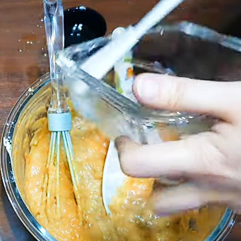 Step 4 Pour into the mold and bake in the microwave Microwave banana carrot cake