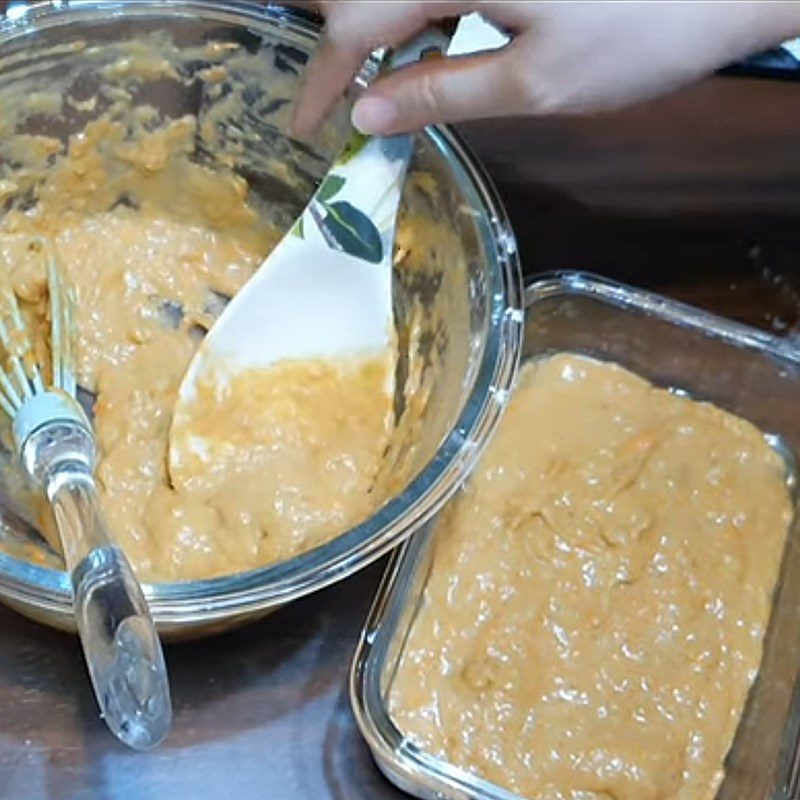 Step 4 Pour into the mold and bake in the microwave Microwave banana carrot cake