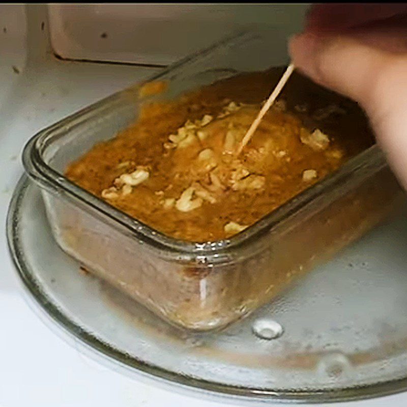 Step 4 Pouring the mold and baking the carrot banana cake in the microwave