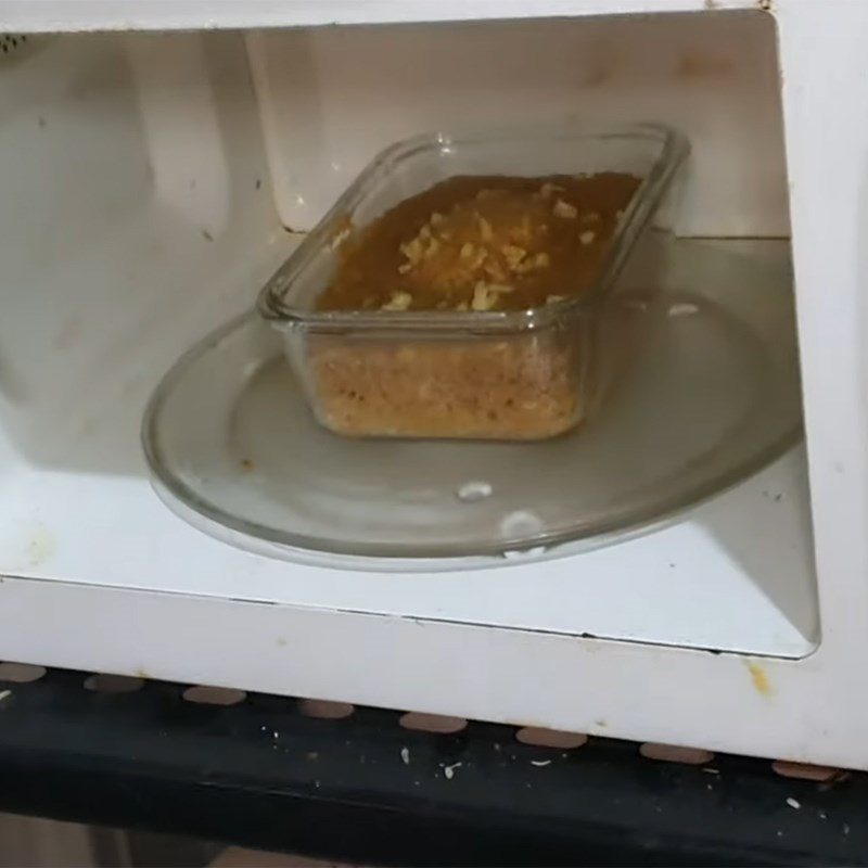 Step 4 Pouring the mold and baking the carrot banana cake in the microwave