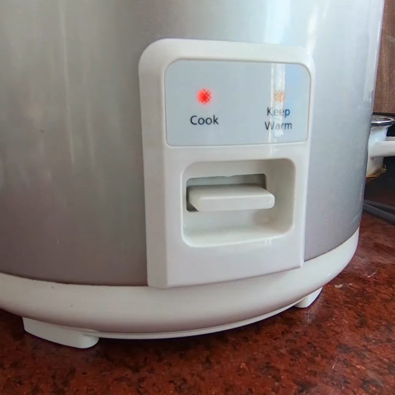 Step 4 Pouring the batter and baking with a rice cooker Pandan chiffon cake