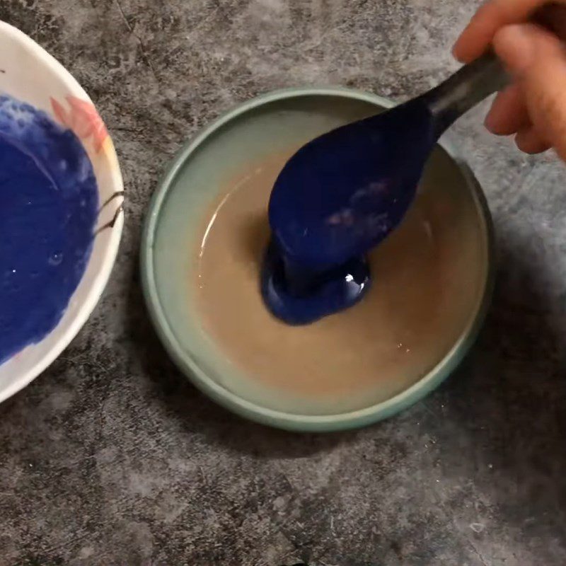 Step 4 Pouring the first mousse layer Mousse tofu with blue pea flower