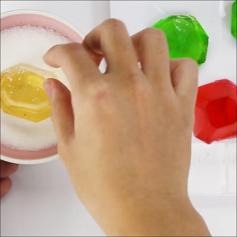 Step 3 Pour the syrup into molds for Christmas gelatin candy