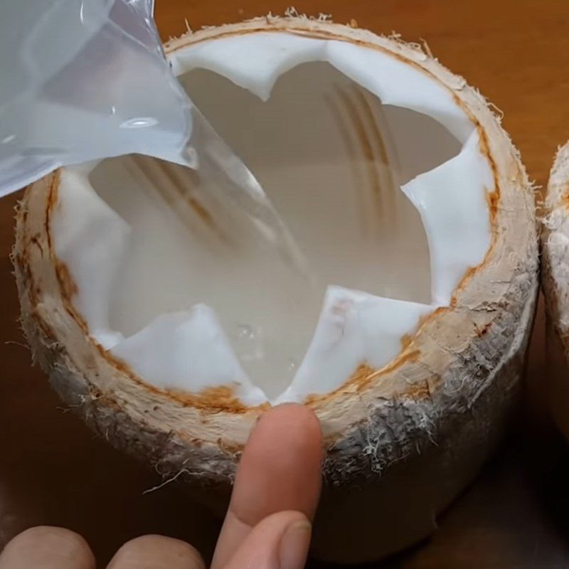 Step 5 Pouring jelly into the coconut