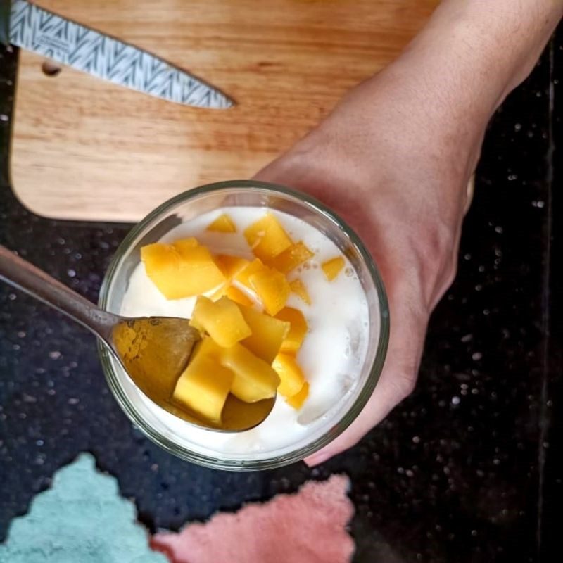 Step 2 Pour fresh milk into the mango with fresh milk