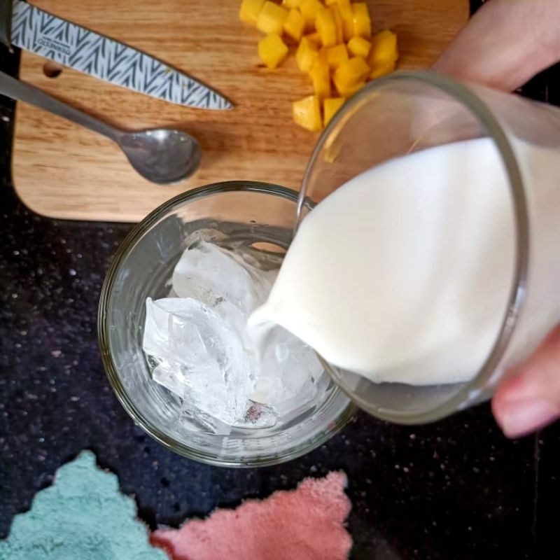 Step 2 Pour fresh milk into the mango with fresh milk