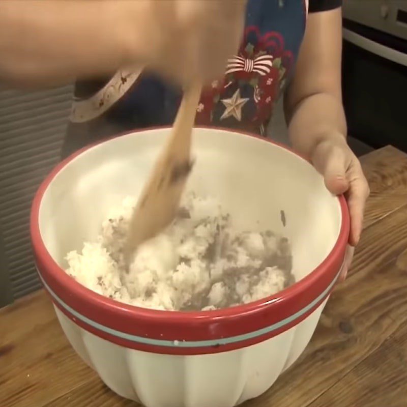 Step 4 Mixing sticky rice with black plum