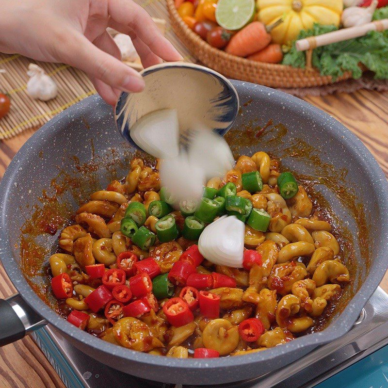 Step 2 Stir-fry the pig intestines Spicy stir-fried pig intestines