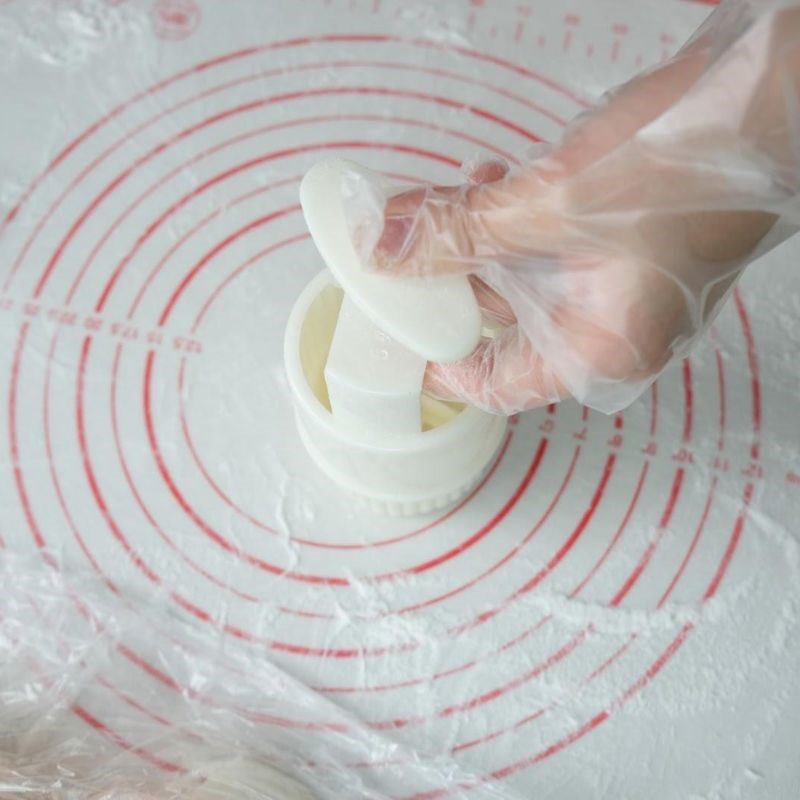 Step 6 Assemble the cake Chewy mooncake with mung bean and pandan filling