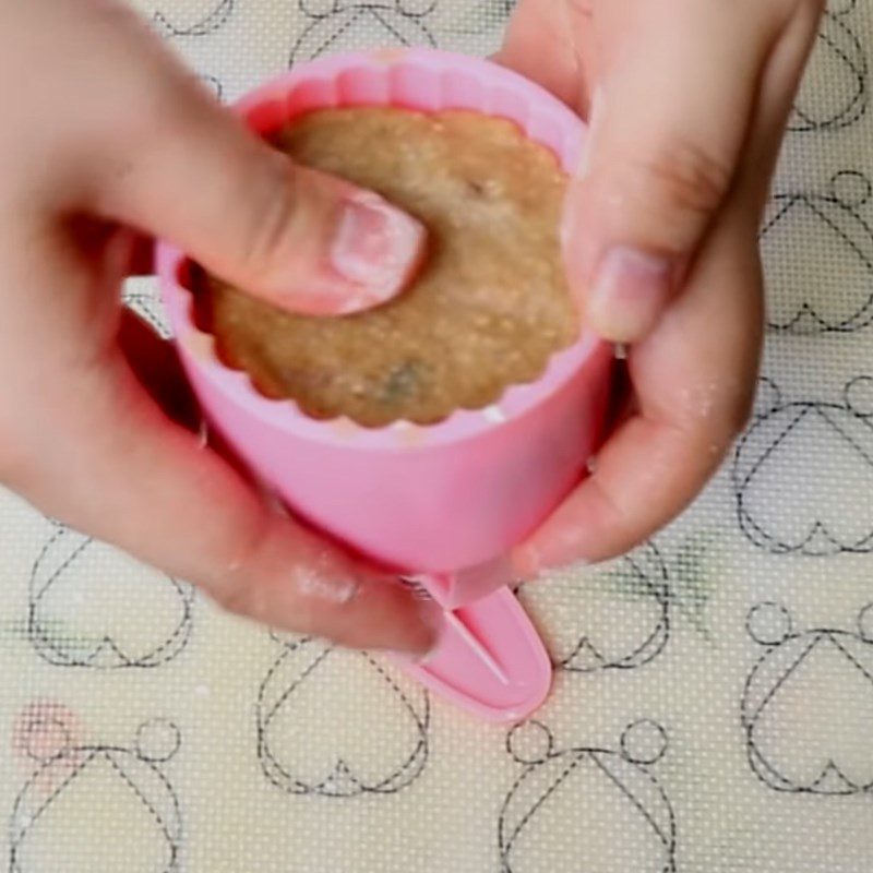 Step 4 Molding the cake Mooncake baked with oat flour