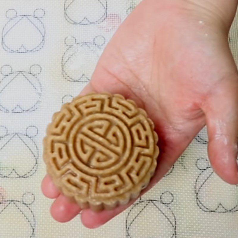 Step 4 Molding the cake Mooncake baked with oat flour