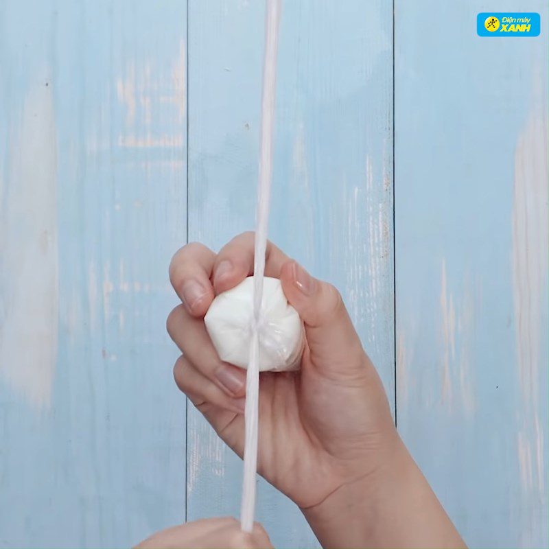 Step 2 Pour yogurt into the bag and tie the mouth of the yogurt bag