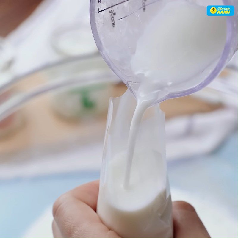 Step 2 Pour yogurt into the bag and tie the bag's mouth Yogurt in a bag