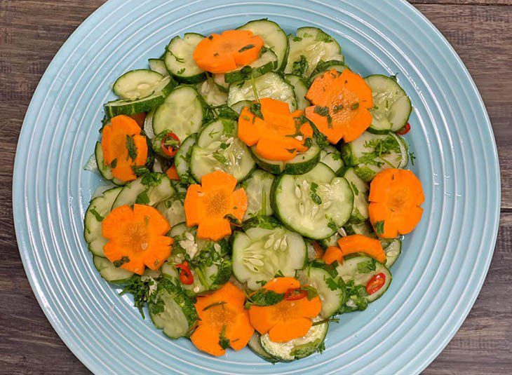 Quick pickled cucumbers