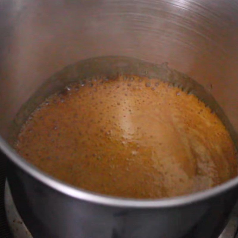 Step 2 Melt the sugar Christmas fruit cake with alcohol