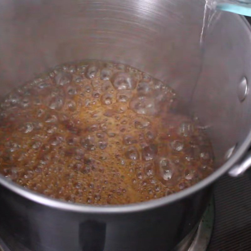 Step 2 Melt the sugar Christmas fruit cake uses alcohol