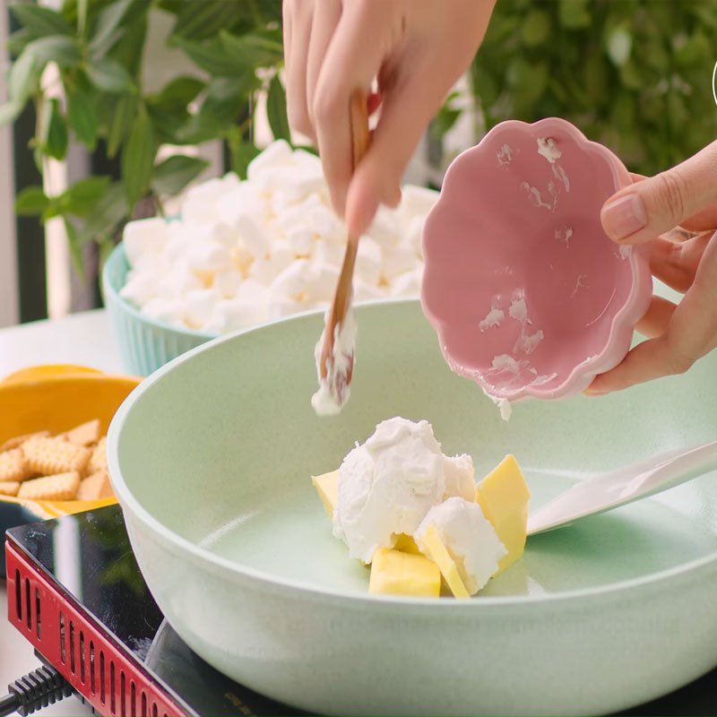 Step 1 Melting marshmallow Strawberry Nougat