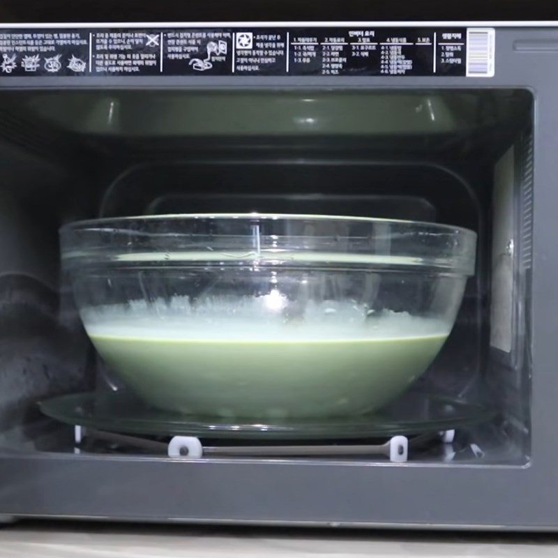 Step 3 Heat the pudding mixture in the microwave for matcha pudding without gelatin