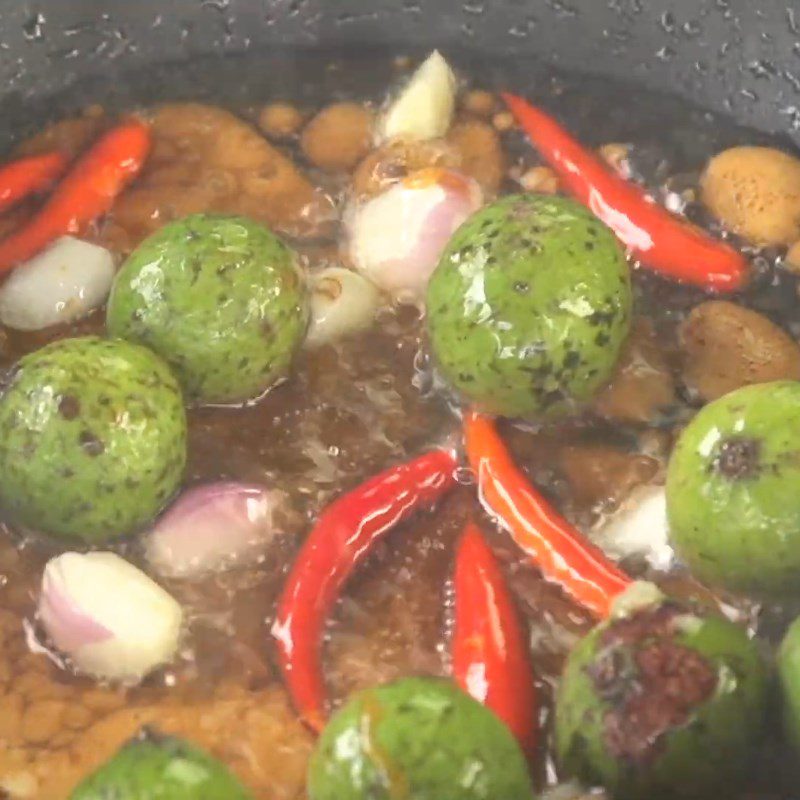 Step 2 Cook the dry ingredients for green plum braised pig trotters