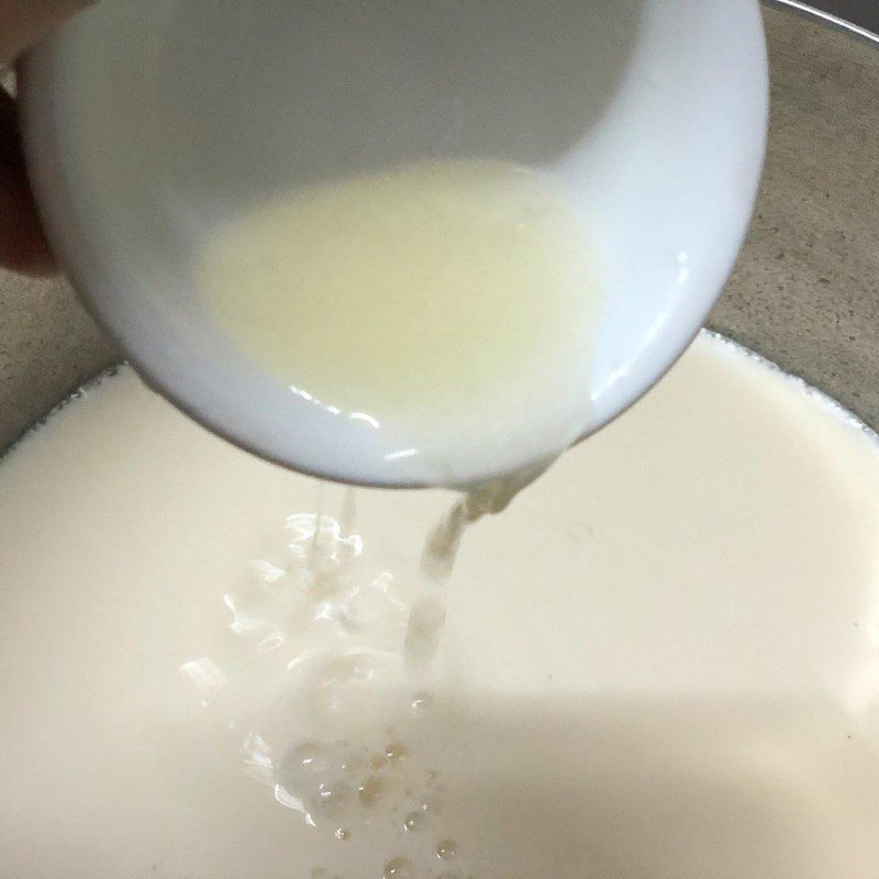 Step 1 Boil soy milk and make the broth for Vegetarian Crab Soup Noodles (recipe shared by users)