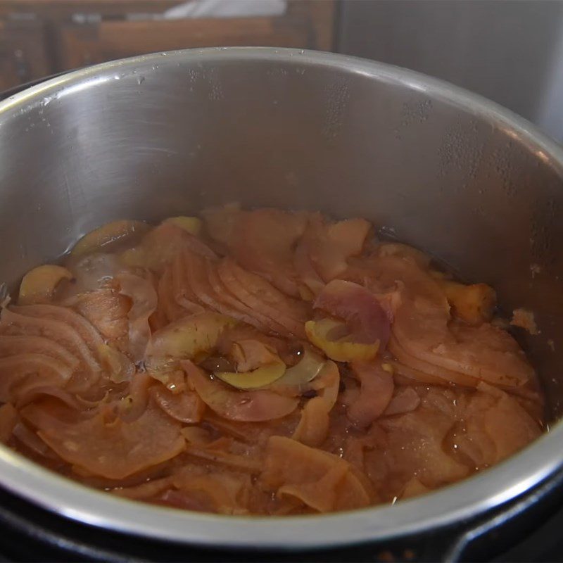 Step 2 Cook apples using a pressure cooker Apple juice using a pressure cooker