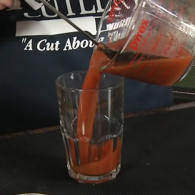 Step 3 Squeeze tomatoes Tomato juice without a machine