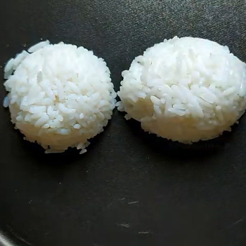 Step 3 Pressing the rice for the snowman