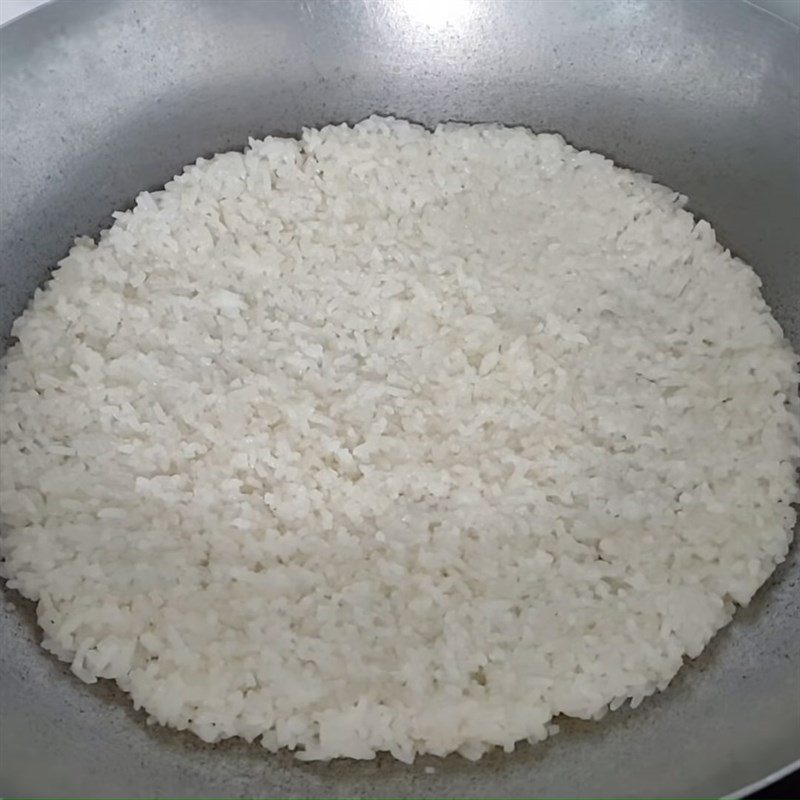 Step 2 Press the rice and sun-dry for Crispy Rice with Pork Floss